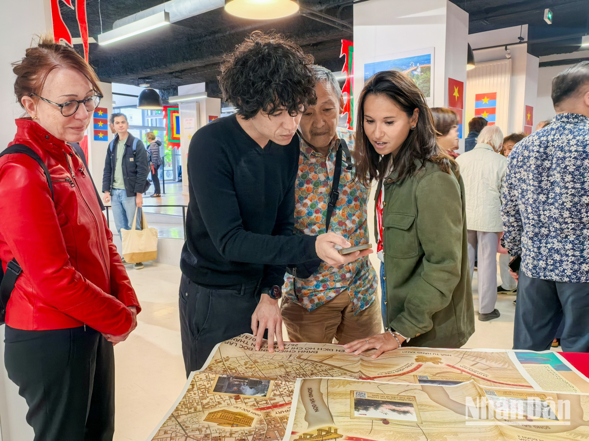 Драгоценные исторические фильмы являются свидетельством героического периода нации, а также привлекают внимание молодых вьетнамцев второго и третьего поколения во Франции, что становится «нитью», связывающей их с Родиной. Драгоценные исторические фильмы являются свидетельством героического периода нации, а также привлекают внимание молодых вьетнамцев второго и третьего поколения во Франции, что становится «нитью», связывающей их с Родиной.