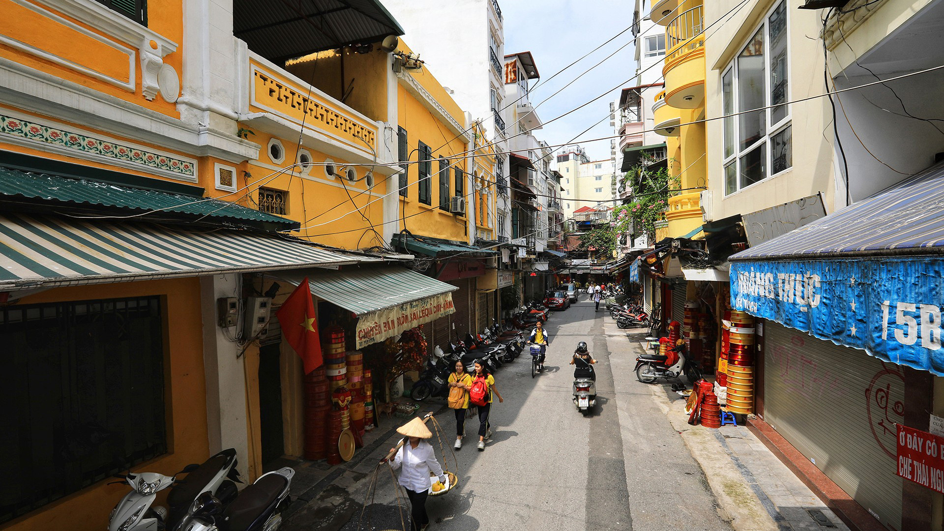 Улица Тотить выглядит красивой под солнцем к вечеру. Улица Тотить выглядит красивой под солнцем к вечеру.
