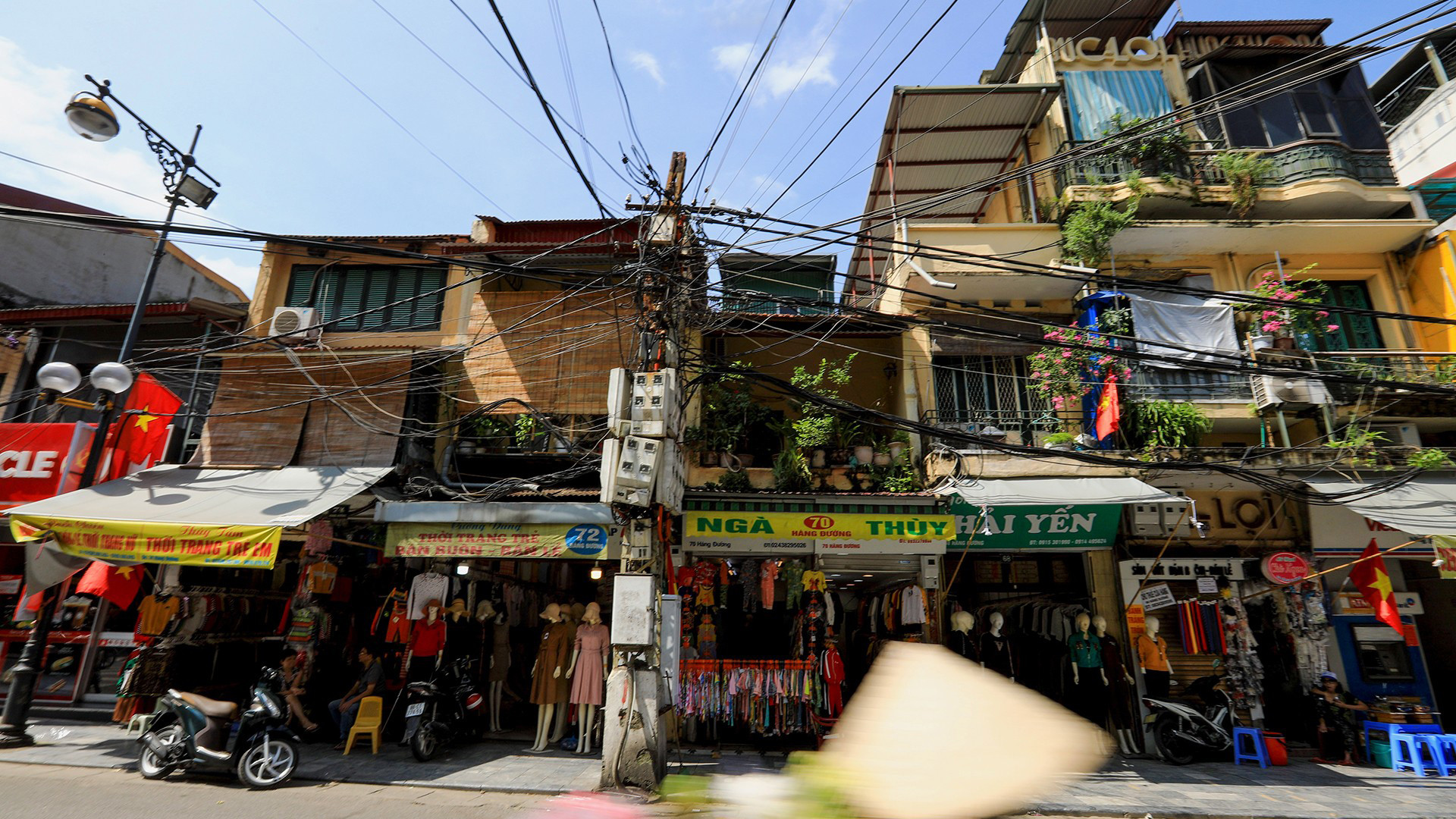 Характерной чертой 36 улиц Ханоя является древняя архитектура домов с черепичными крышами. Жители часто используют фасад дома для ведения бизнеса. Характерной чертой 36 улиц Ханоя является древняя архитектура домов с черепичными крышами. Жители часто используют фасад дома для ведения бизнеса.