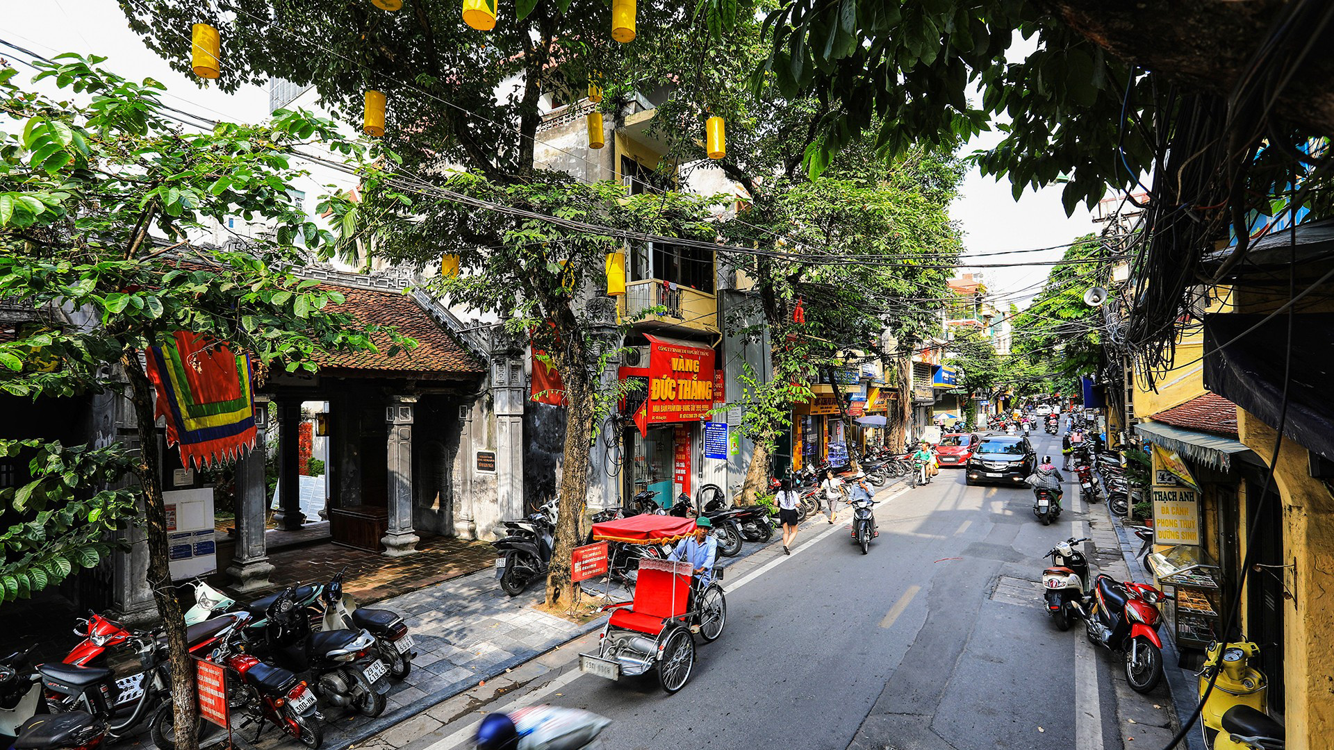 Улица Хангбак, издавна известная ювелирным ремеслом. Она считалась улицей богатых семей в столице Тханглонг. Улица Хангбак, издавна известная ювелирным ремеслом. Она считалась улицей богатых семей в столице Тханглонг.