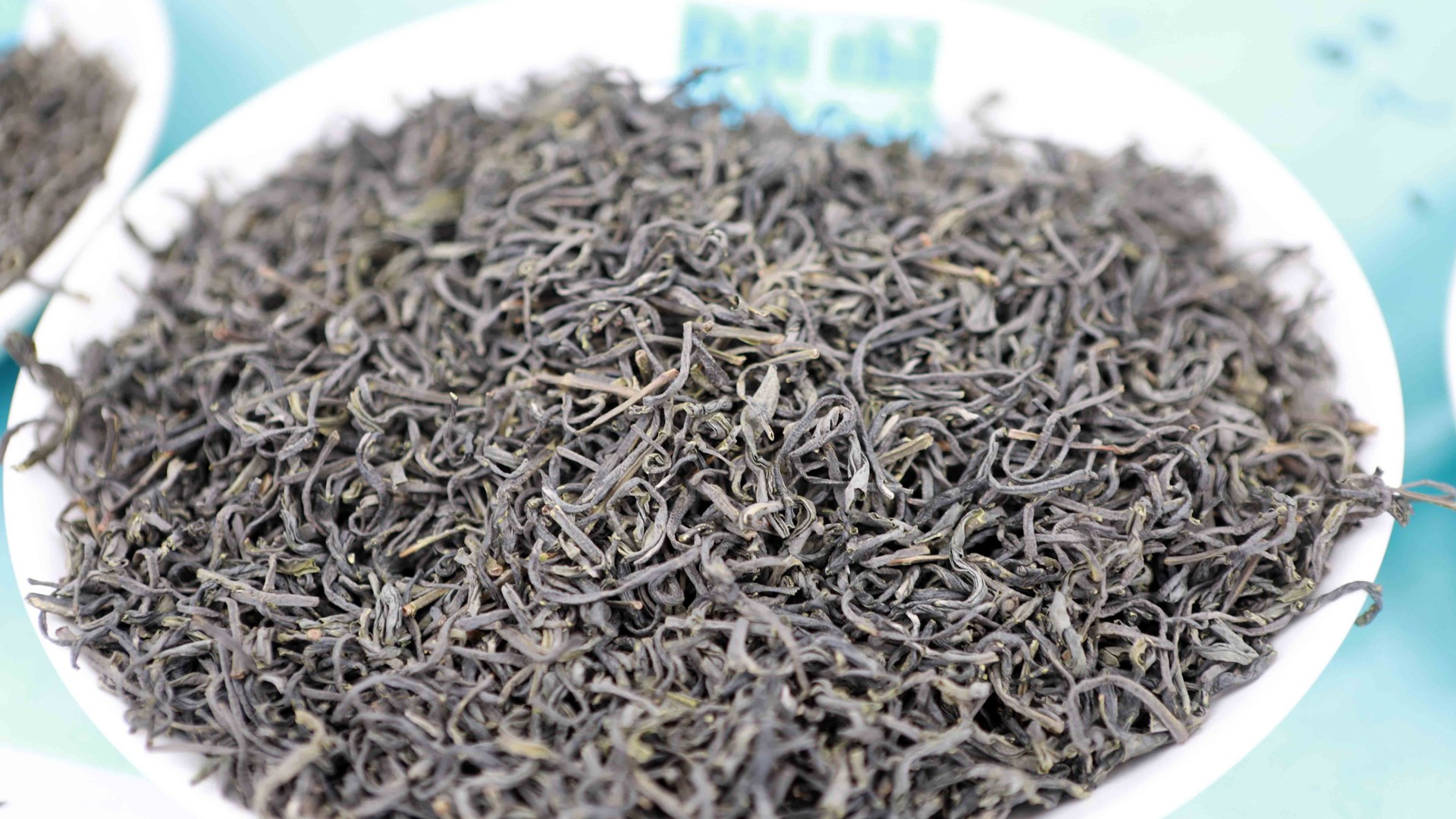 Продукты после скручивания – это высушенные чайные листья. Продукты после скручивания – это высушенные чайные листья.