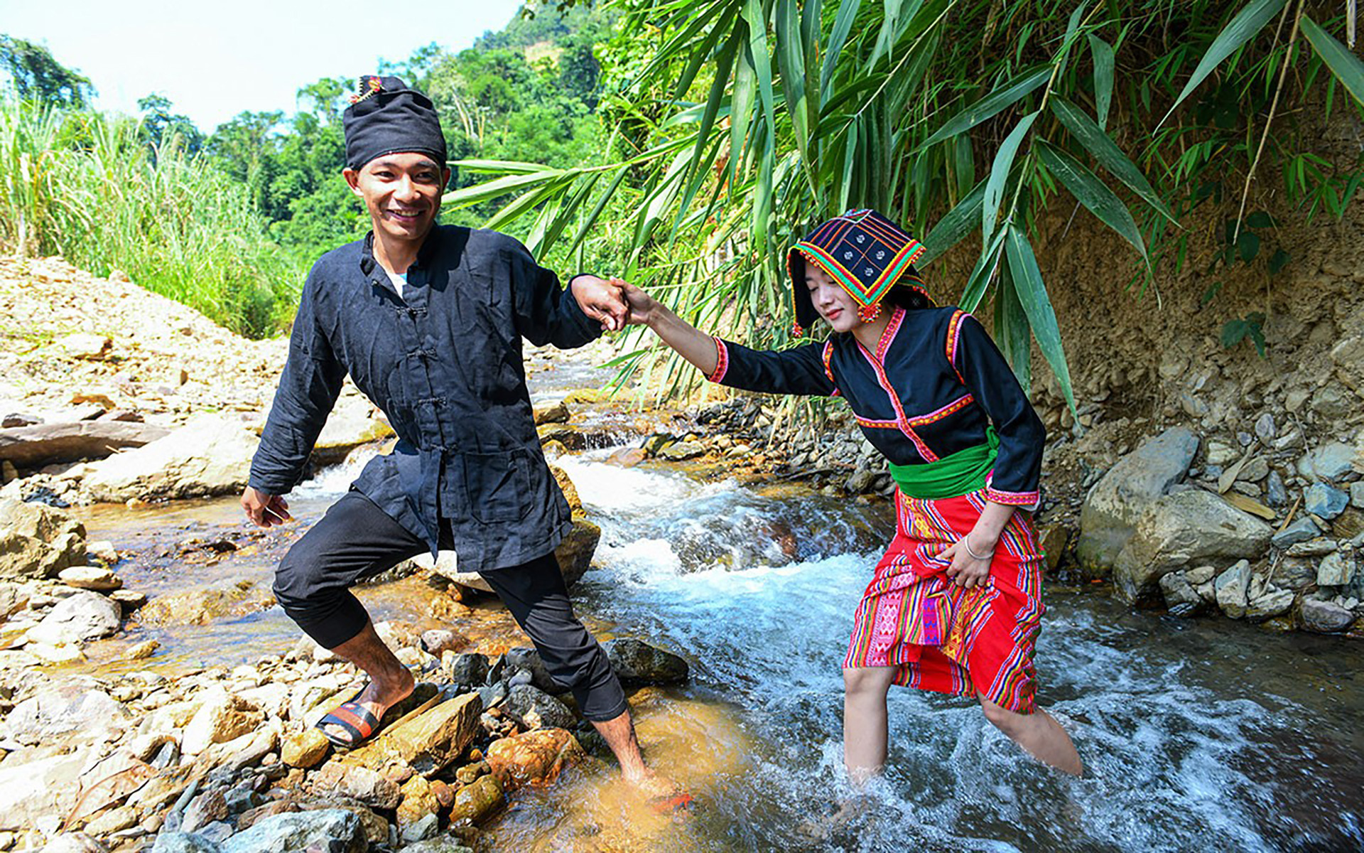 Мужчина и женщина народности Конг. Фото: Чан Тхань Дат