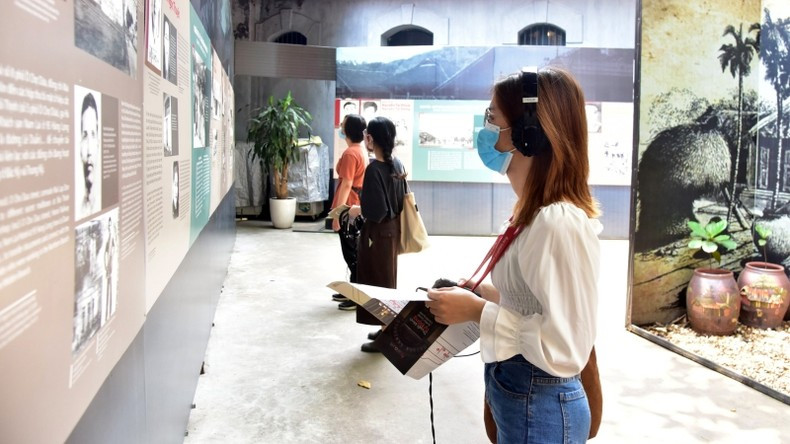 Посетители памятника «Тюрьма Хоало». Фото: Зюи Линь Посетители памятника «Тюрьма Хоало». Фото: Зюи Линь