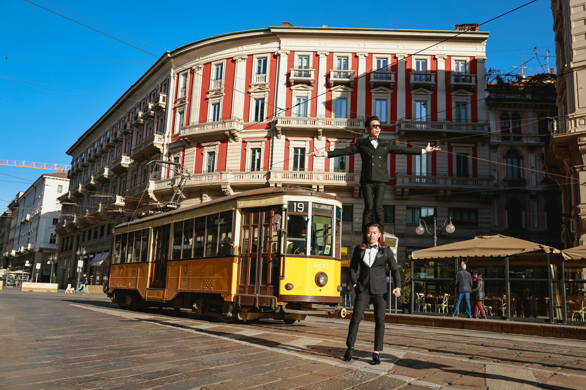 На улице Данте, ведущей к замку Сфорца.