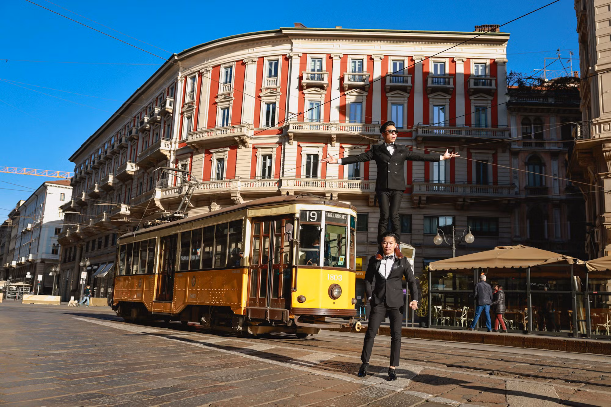 На улице Данте, ведущей к замку Сфорца.