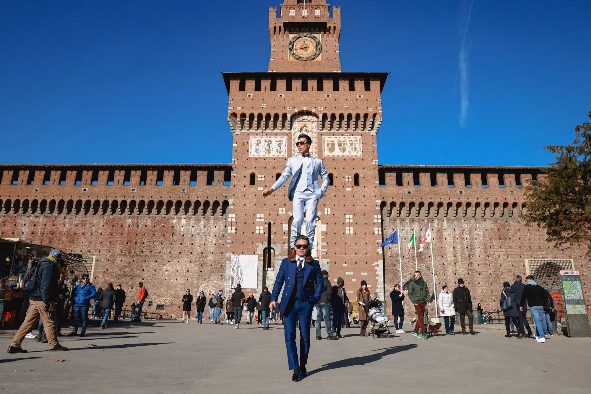 Выступление братьев Куок Ко – Куок Нгиеп у замка Сфорца.