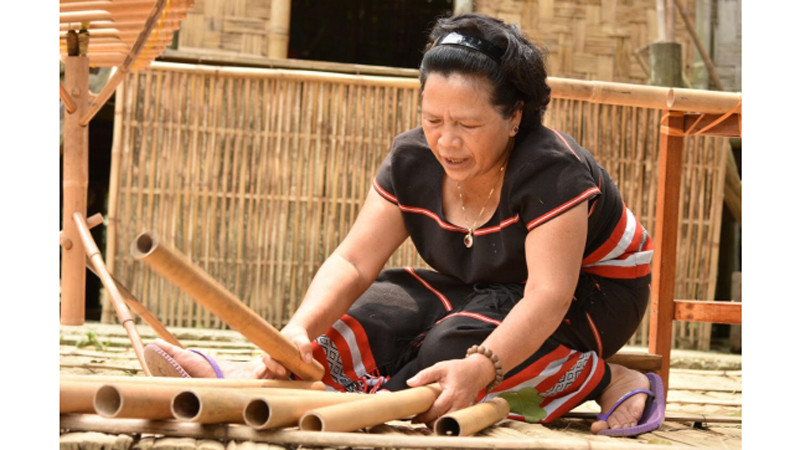 Мастер И Шинь делает традиционный музыкальный инструмент «клонгпут» народности Соданг.