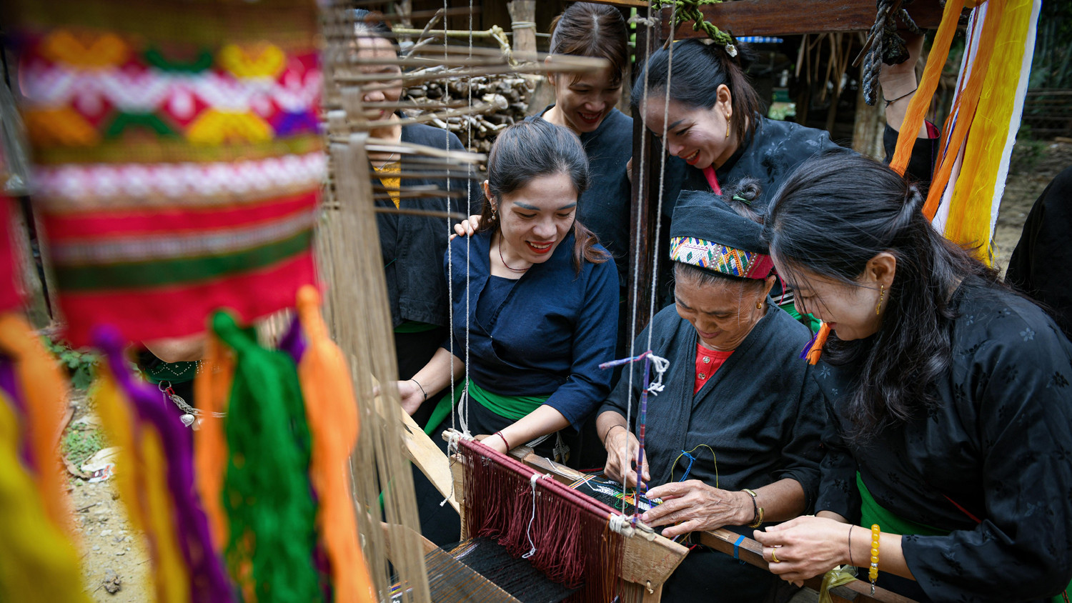 Представители народности Оду сохраняют традиционный способ ткачества. Фото: Тхань Дат Представители народности Оду сохраняют традиционный способ ткачества. Фото: Тхань Дат