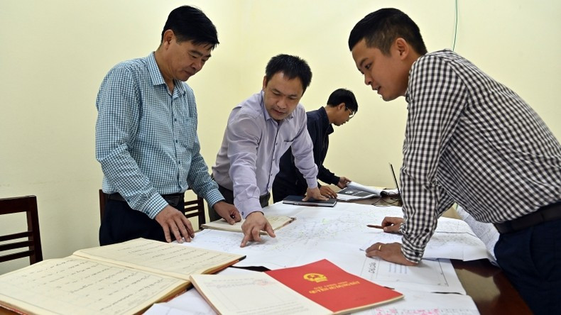 Руководители общины Ниньшо уезда Тхыонгтин (г. Ханой) проверяют площадь земли, передаваемой для расчистки под проект кольцевой дороги №4 в этом районе. Фото: Зюи Линь Руководители общины Ниньшо уезда Тхыонгтин (г. Ханой) проверяют площадь земли, передаваемой для расчистки под проект кольцевой дороги №4 в этом районе. Фото: Зюи Линь