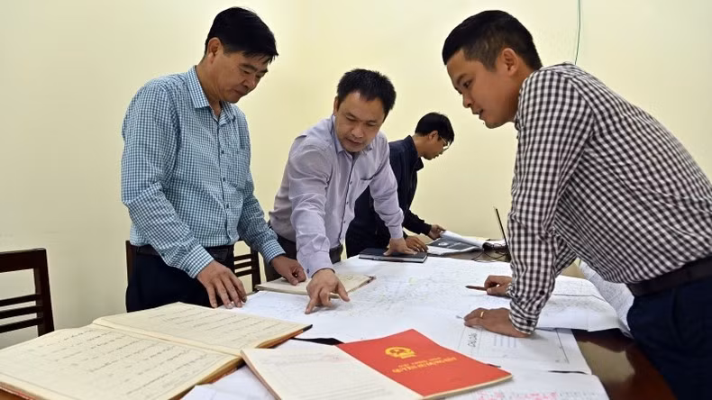 Руководители общины Ниньшо уезда Тхыонгтин (г. Ханой) проверяют площадь земли, передаваемой для расчистки под проект кольцевой дороги №4 в этом районе. Фото: Зюи Линь