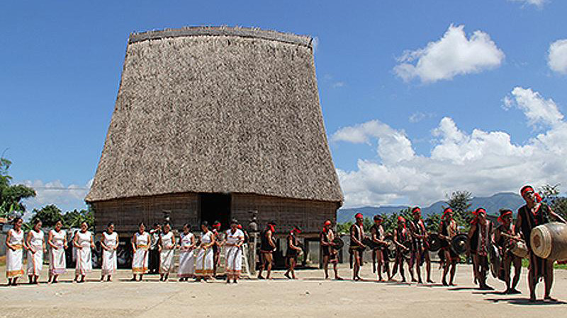 Представители народности Ромам в селении Ле (община Морай, уезд Шатхэй) играют на гонгах, исполняют танец «соанг» на церемонии в честь нового риса. Фото: Газета «Контум» Представители народности Ромам в селении Ле (община Морай, уезд Шатхэй) играют на гонгах, исполняют танец «соанг» на церемонии в честь нового риса. Фото: Газета «Контум»