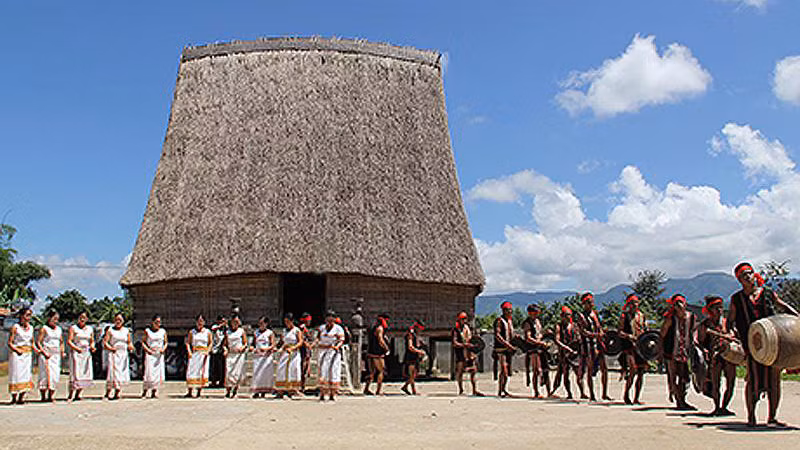 Представители народности Ромам в селении Ле (община Морай, уезд Шатхэй) играют на гонгах, исполняют танец «соанг» на церемонии в честь нового риса. Фото: Газета «Контум»