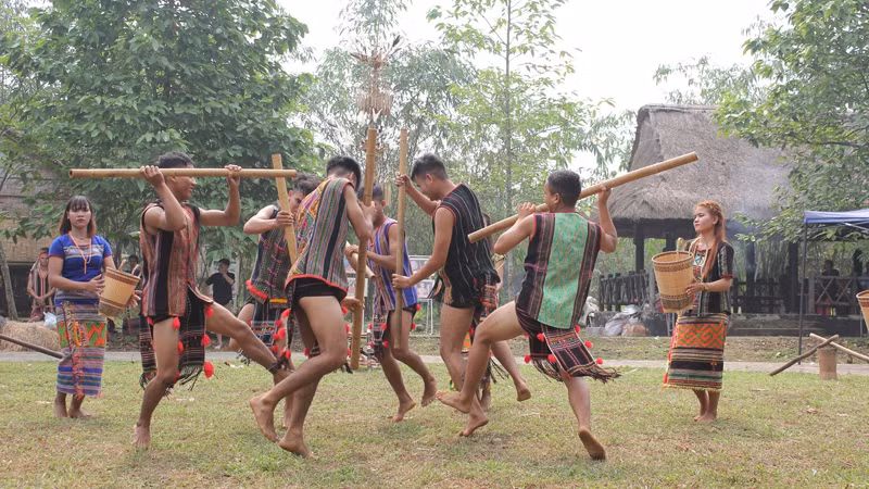 Стиенгцы в традиционных костюмах. Фото: Деревня культуры и туризма народностей Вьетнама