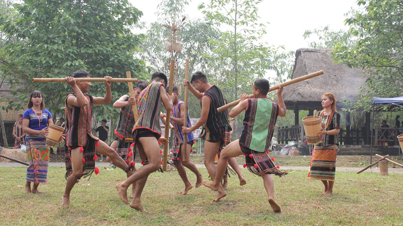 Стиенгцы в традиционных костюмах. Фото: Деревня культуры и туризма народностей Вьетнама Стиенгцы в традиционных костюмах. Фото: Деревня культуры и туризма народностей Вьетнама