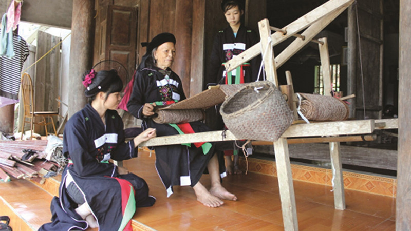 Ремесленница Чак Тхи Нгон (в центре) учит женщин народности Шантяй ткачеству. Источник: Газета «Народности и развитие» Ремесленница Чак Тхи Нгон (в центре) учит женщин народности Шантяй ткачеству. Источник: Газета «Народности и развитие»
