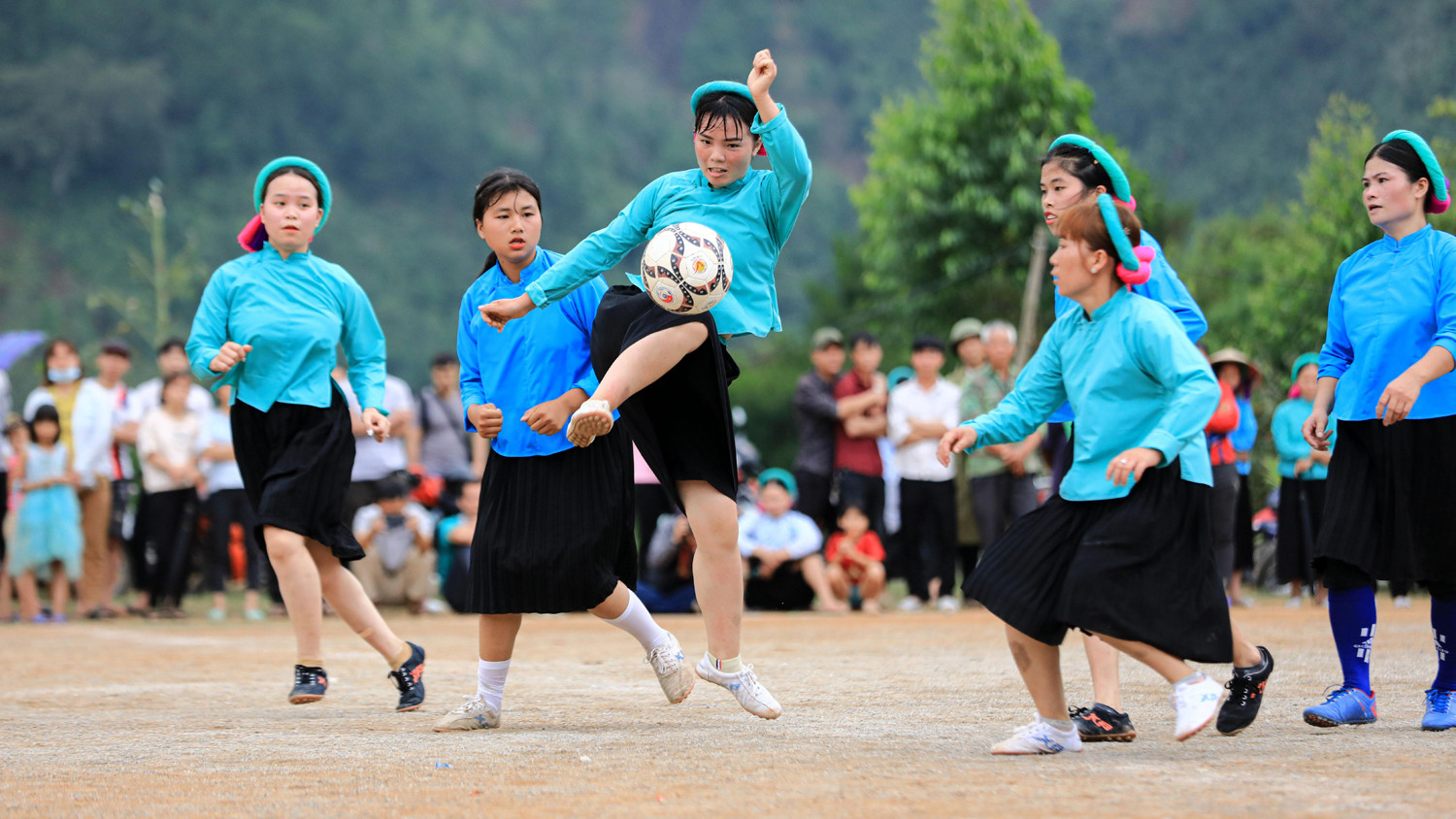 Девушки народности Шантяй играют в футбол. Фото: Тхань Дат Девушки народности Шантяй играют в футбол. Фото: Тхань Дат