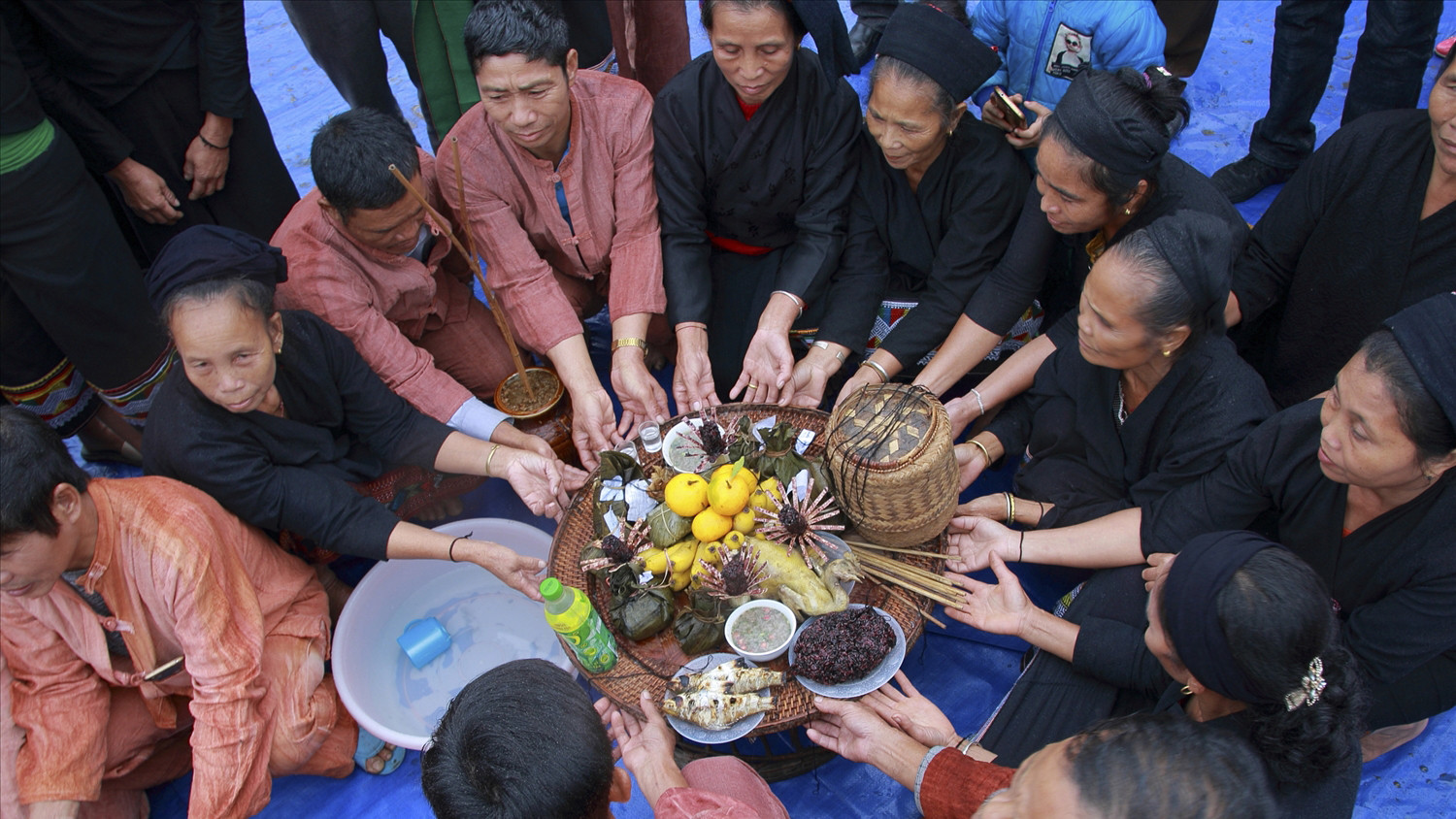Представители Оду в селении Вангмон общины Нгами уезда Тыонгзыонг прилагают усилия по сохранению традиционной культуры и самобытности своей народности. Фото: Газета «Народности» Представители Оду в селении Вангмон общины Нгами уезда Тыонгзыонг прилагают усилия по сохранению традиционной культуры и самобытности своей народности. Фото: Газета «Народности»