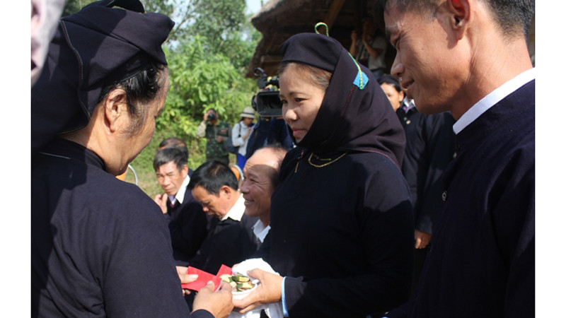 Невеста народности Шантяй приглашает отведать традиционный бетель семью жениха в день свадьбы. Фото: Деревня культуры и туризма народностей Вьетнама Невеста народности Шантяй приглашает отведать традиционный бетель семью жениха в день свадьбы. Фото: Деревня культуры и туризма народностей Вьетнама