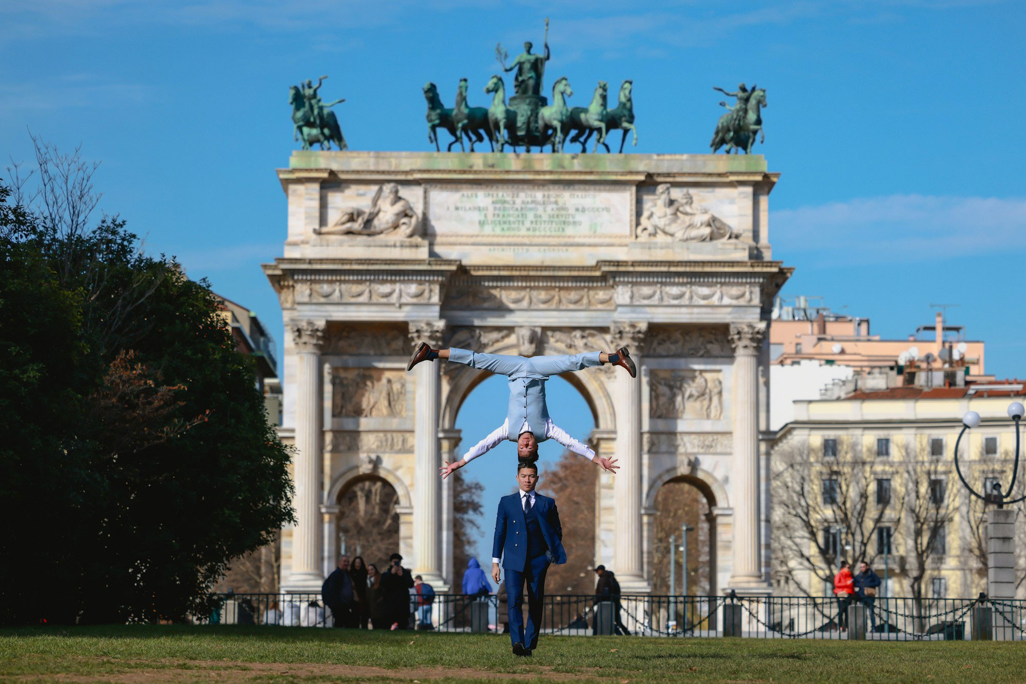 Перед Аркой Мира.