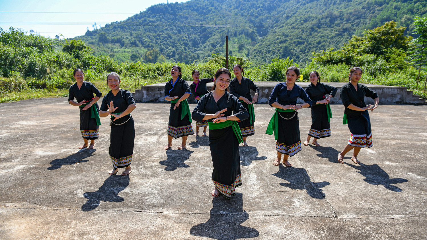 Девушки Оду исполняют традиционный танец. Фото: Тхань Дат Девушки Оду исполняют традиционный танец. Фото: Тхань Дат