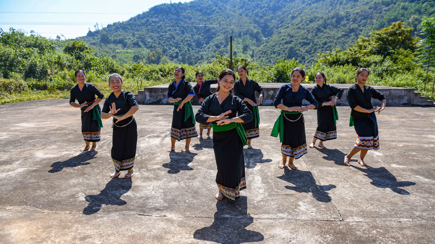 Девушки Оду исполняют традиционный танец. Фото: Тхань Дат