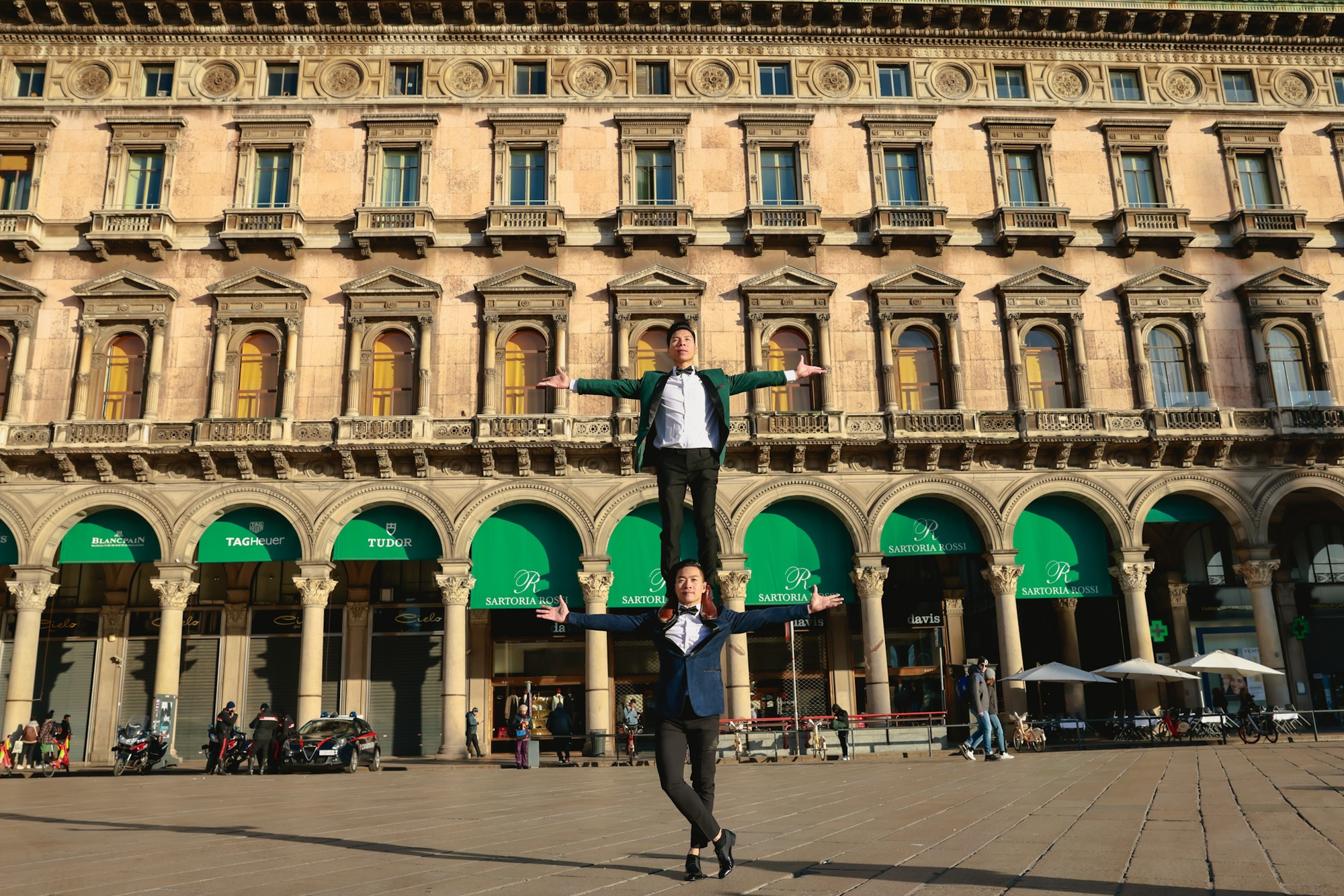 Братья Куок Ко и Куок Нгиеп перед миланским отделением банка Cesare Ponti Sede.