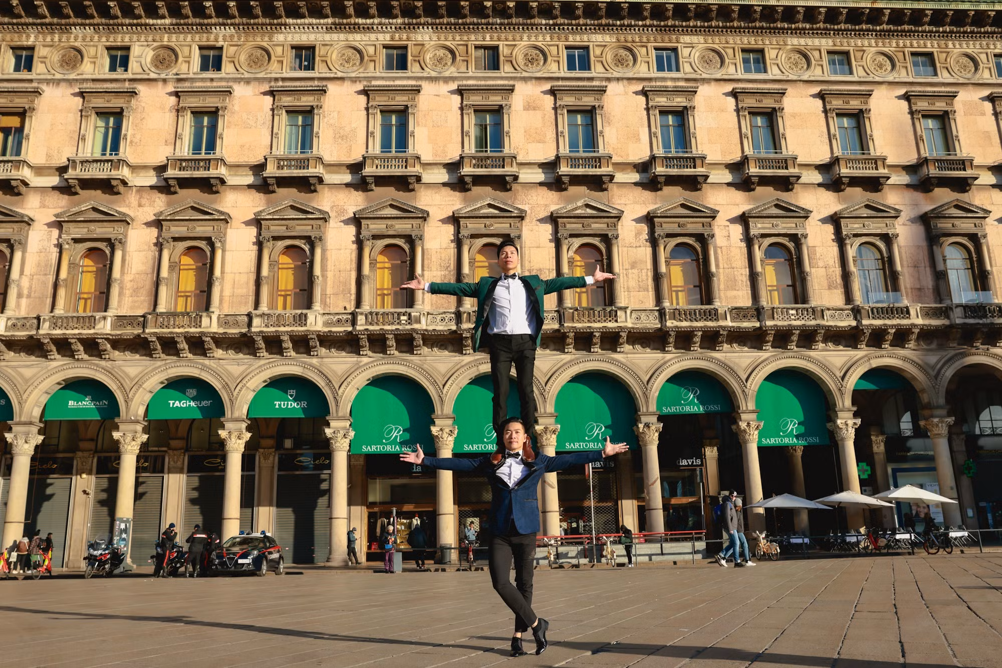 Братья Куок Ко и Куок Нгиеп перед миланским отделением банка Cesare Ponti Sede.