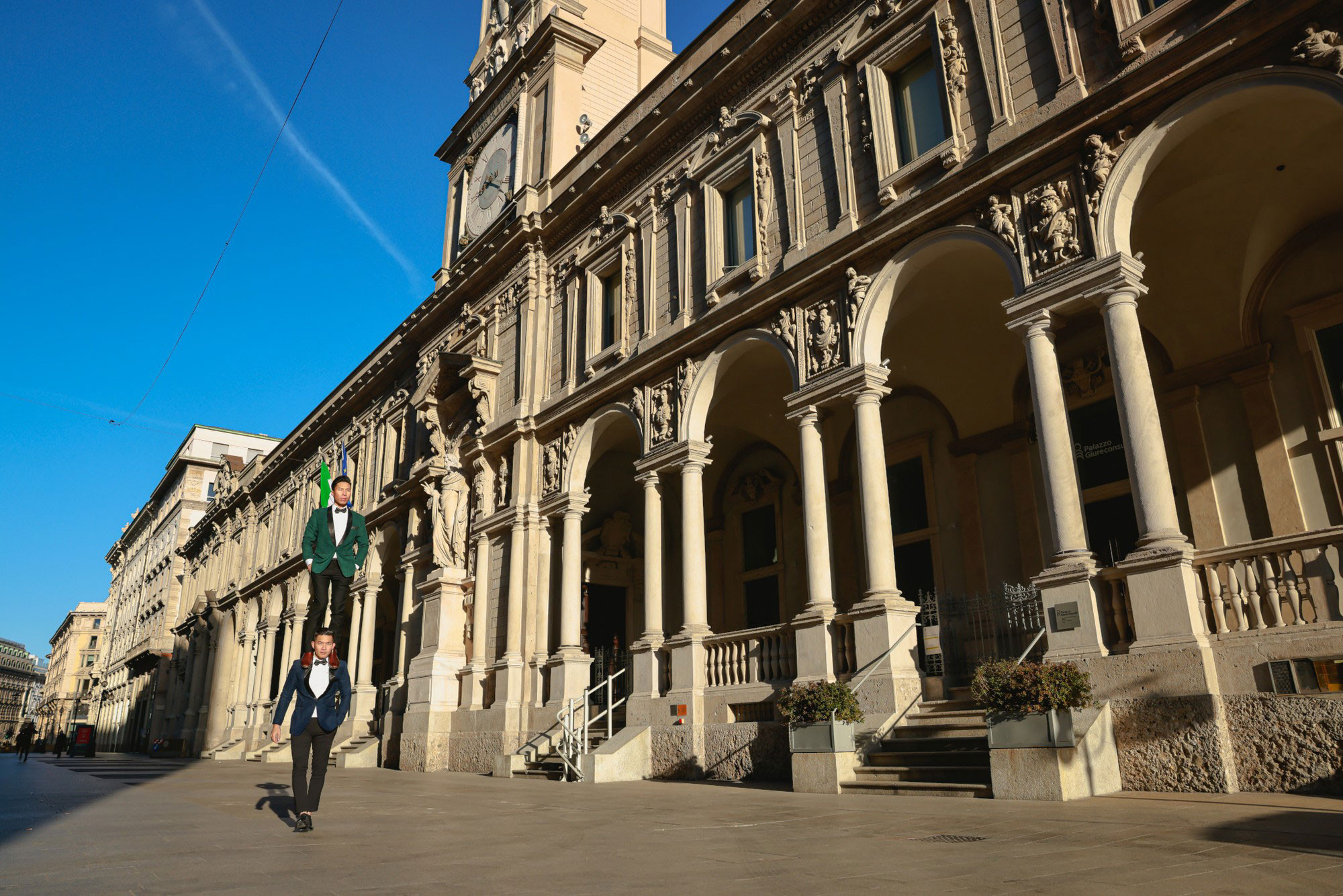 Артисты у Дворца Юрисконсультов, находящегося недалеко от площади Пьяцца-дель-Дуомо.
