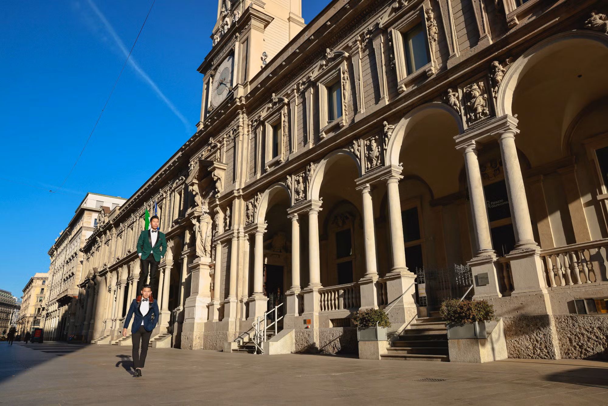 Артисты у Дворца Юрисконсультов, находящегося недалеко от площади Пьяцца-дель-Дуомо.