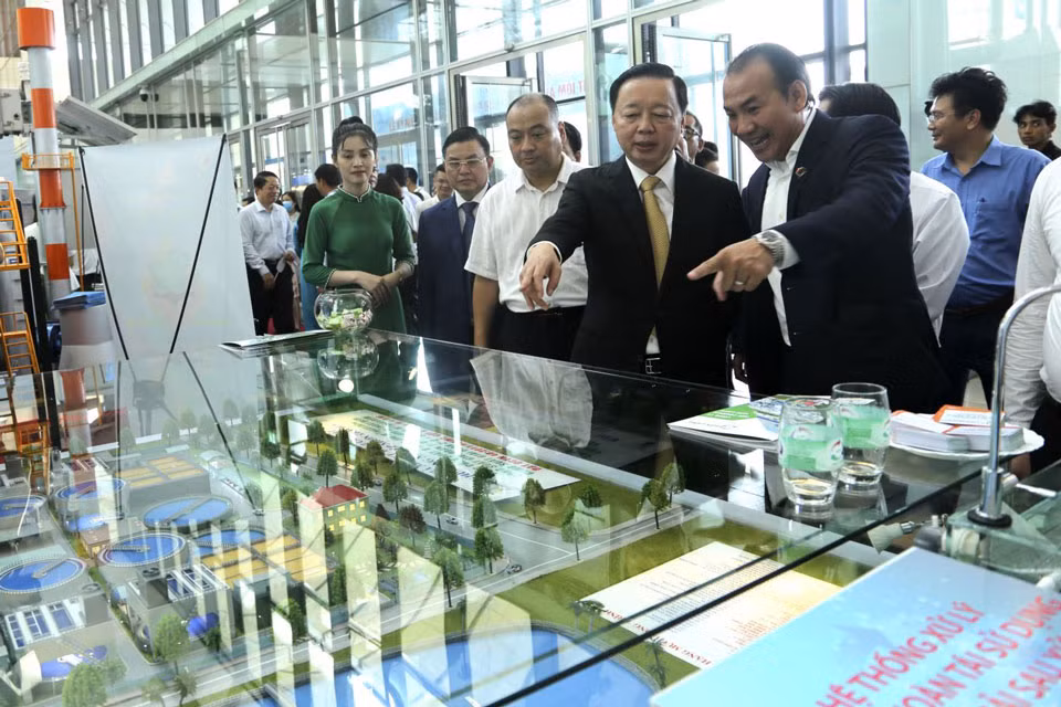 Делегаты посещают выставку экологических решений, организованную в рамках 5-й Национальной экологической конференции. Фото: tapchimoitruong.vn