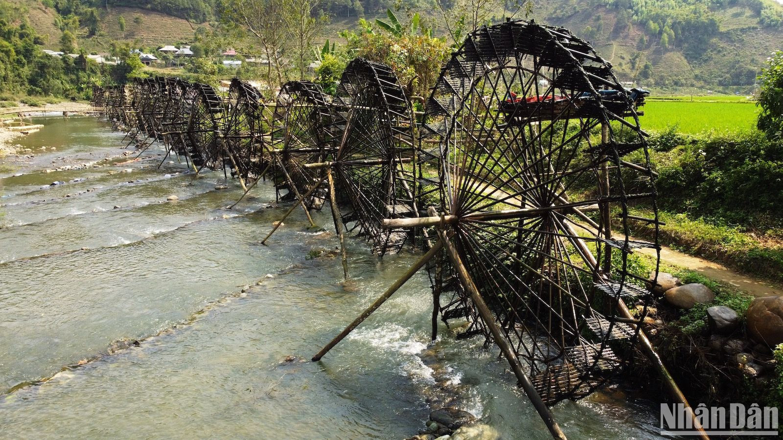 Водяные мельницы были изготовлены из местных природных материалов, таких как дерево, бамбук, ротанг и др.