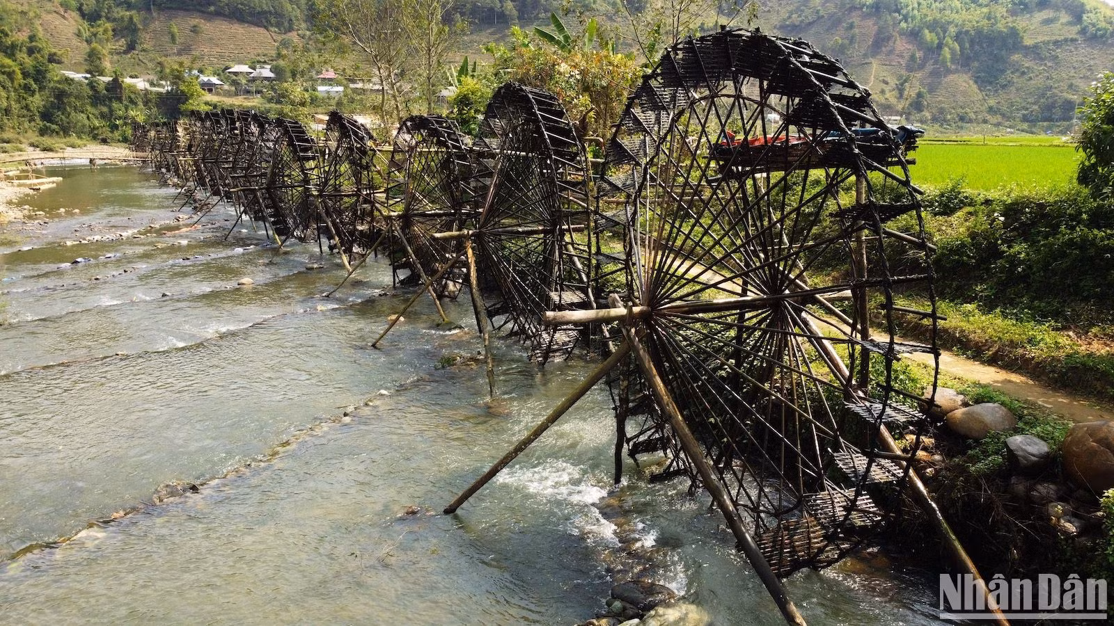 Водяные мельницы были изготовлены из местных природных материалов, таких как дерево, бамбук, ротанг и др.