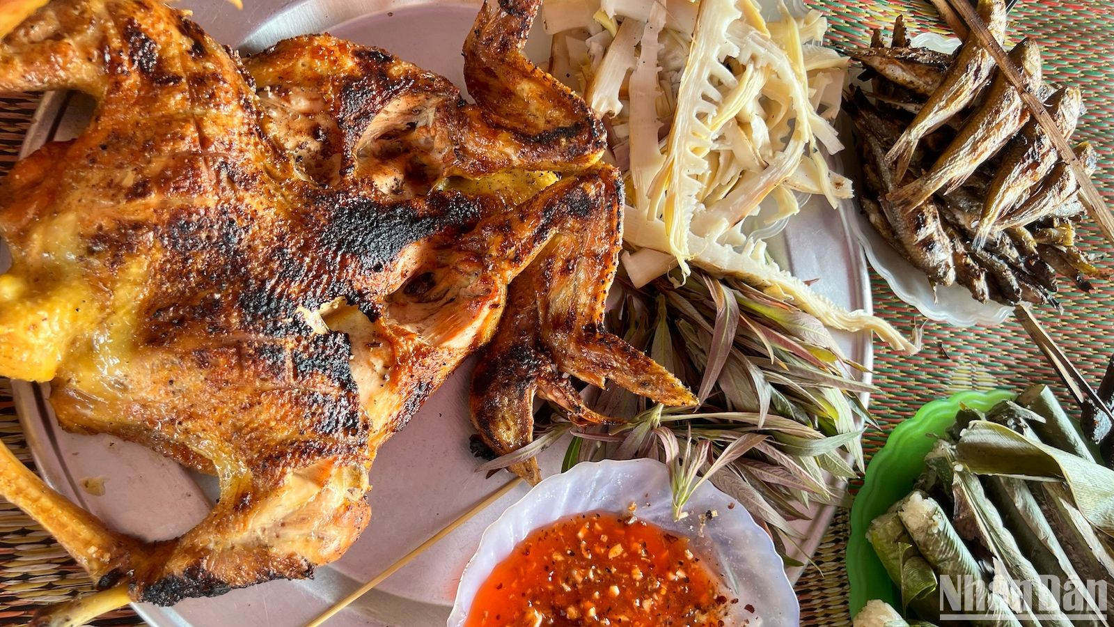 Традиционные блюда народности Тхай: курица-гриль, горький молодой бамбук, речная рыба, клейкий рис, запеченный в бамбуке и др.