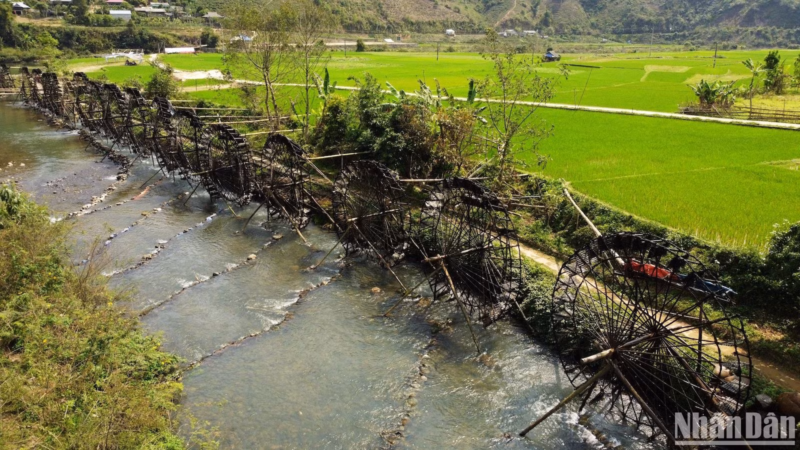 30 гигантских водяных «колес» равномерно вращаются вдоль реки Намму, создавая яркие образы и звуки, характерные для гор и лесов.