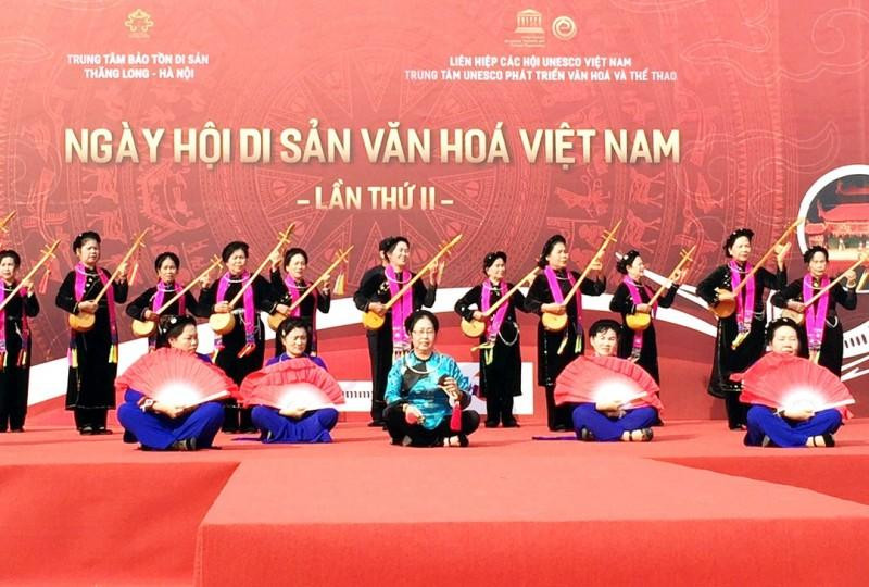 Пение «тхен» на мероприятии «День культурного наследия Вьетнама». Фото: laodongthudo.vn Пение «тхен» на мероприятии «День культурного наследия Вьетнама». Фото: laodongthudo.vn