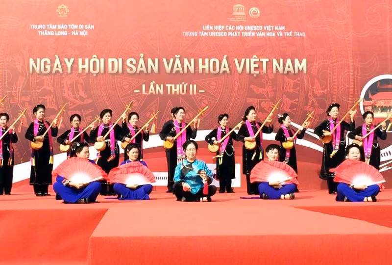 Пение «тхен» на мероприятии «День культурного наследия Вьетнама». Фото: laodongthudo.vn