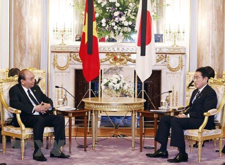 Президент Нгуен Суан Фук и Премьер-министр Японии Кисида Фумио. Фото: VNA Президент Нгуен Суан Фук и Премьер-министр Японии Кисида Фумио. Фото: VNA