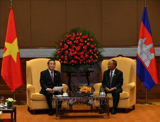 Товарищ Хенг Самрин и Председатель Группы парламентариев вьетнамско-камбоджийской дружбы Нгуен Дык Хай. Товарищ Хенг Самрин и Председатель Группы парламентариев вьетнамско-камбоджийской дружбы Нгуен Дык Хай.