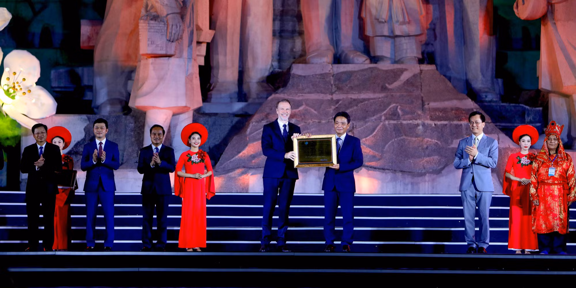 Глава представительства ЮНЕСКО во Вьетнаме Кристиан Манхарт вручает сертификат представителю Министерства культуры, спорта и туризма. Фото: icd.gov.vn