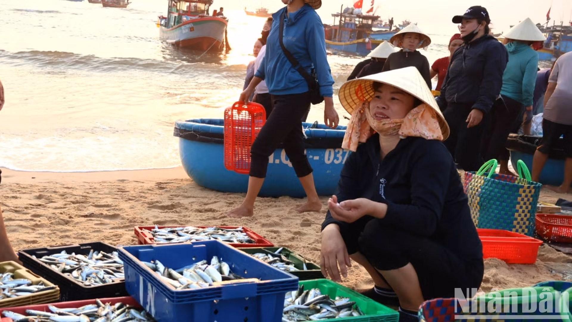 Сильный запах морской воды, рыб и кальмаров, смешанный с шумом волн и криками рыбаков, оставляют незабываемые ощущения.