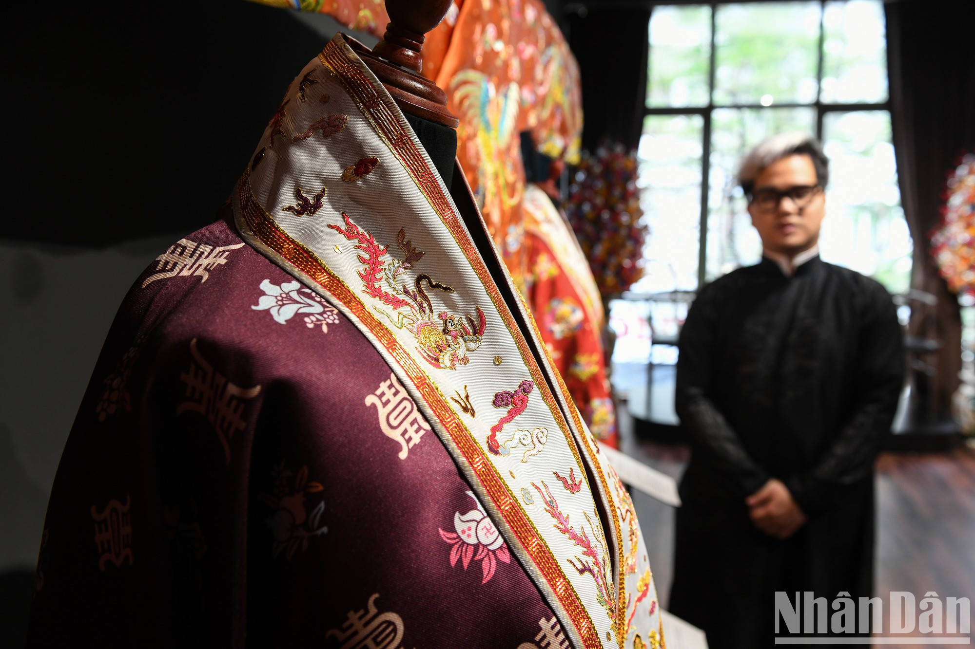 Каждая деталь каждой старинной модели костюма тщательно исследуется, тщательно сравнивается и учитывается до мельчайших деталей.