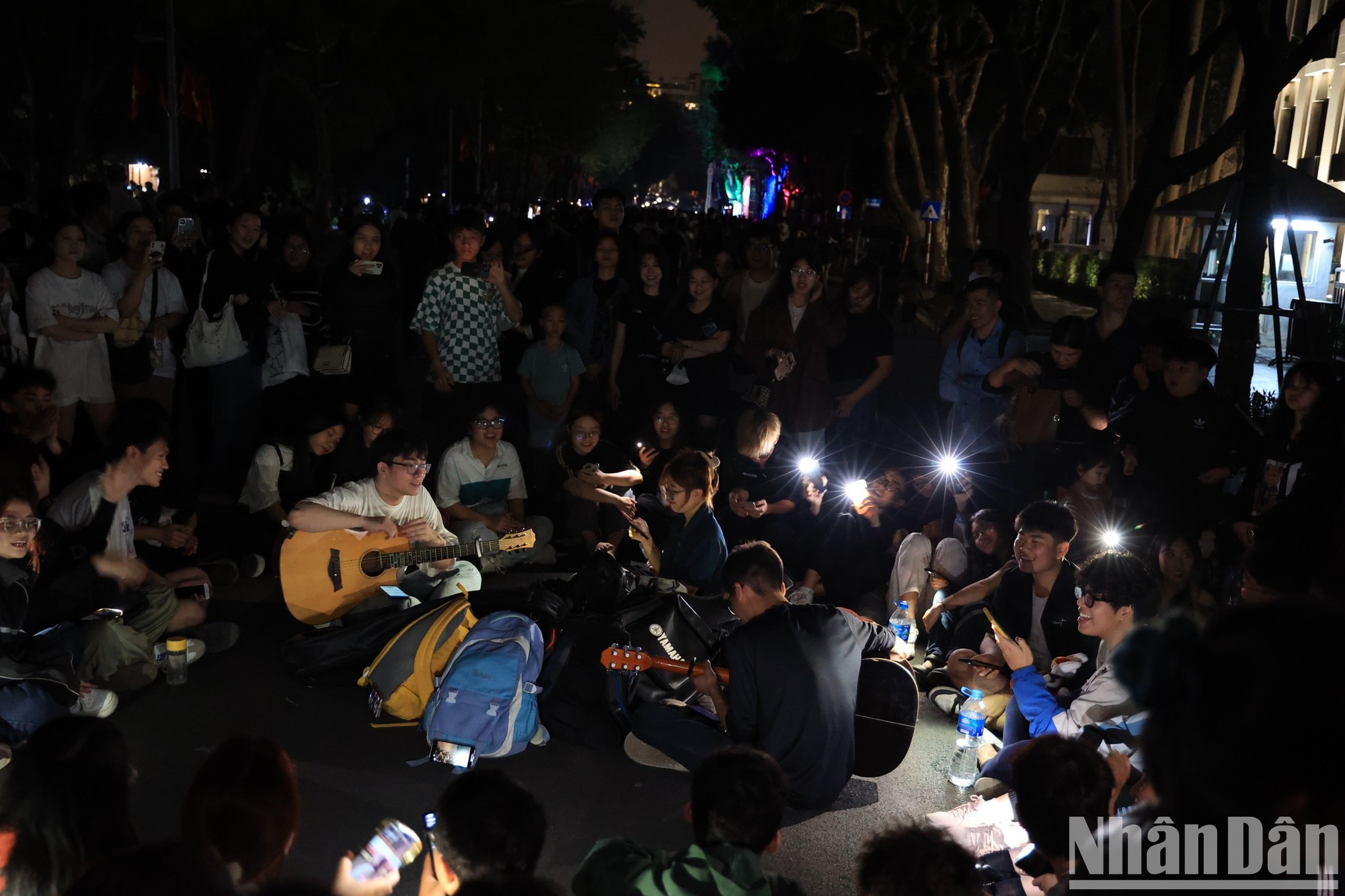 Молодежь столицы откликнулась на «Час Земли». Молодежь столицы откликнулась на «Час Земли».