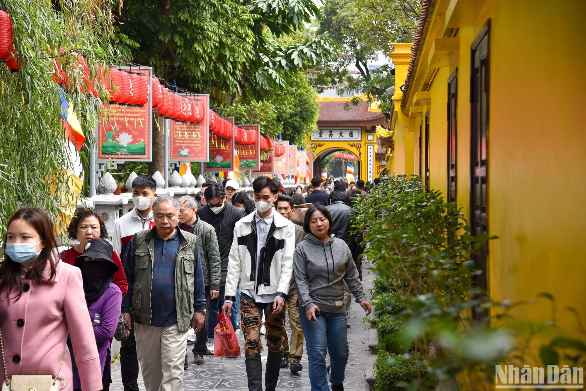 С утра пагода Чанкуок приветствовала множество вьетнамских и международных посетителей.