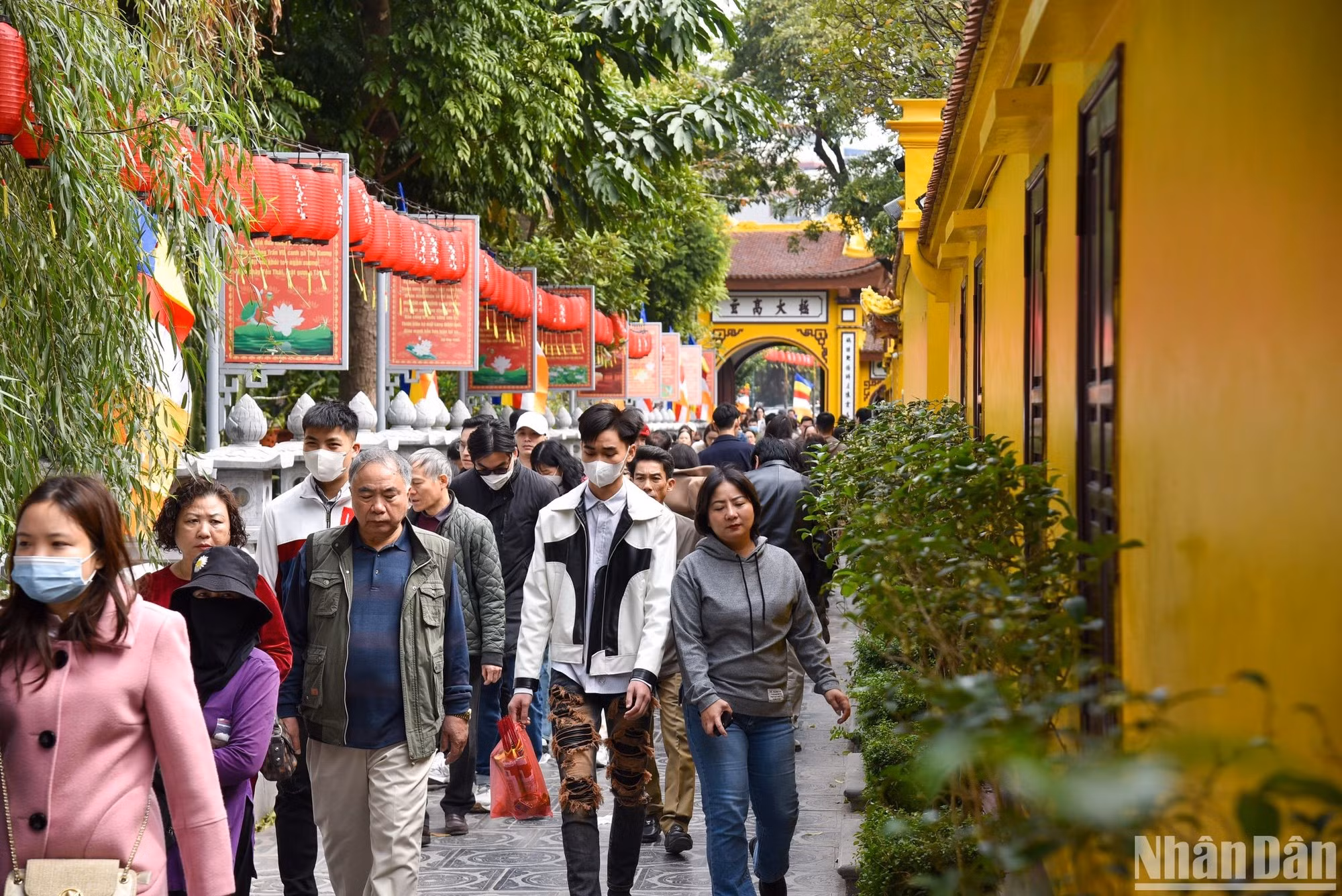 С утра пагода Чанкуок приветствовала множество вьетнамских и международных посетителей.