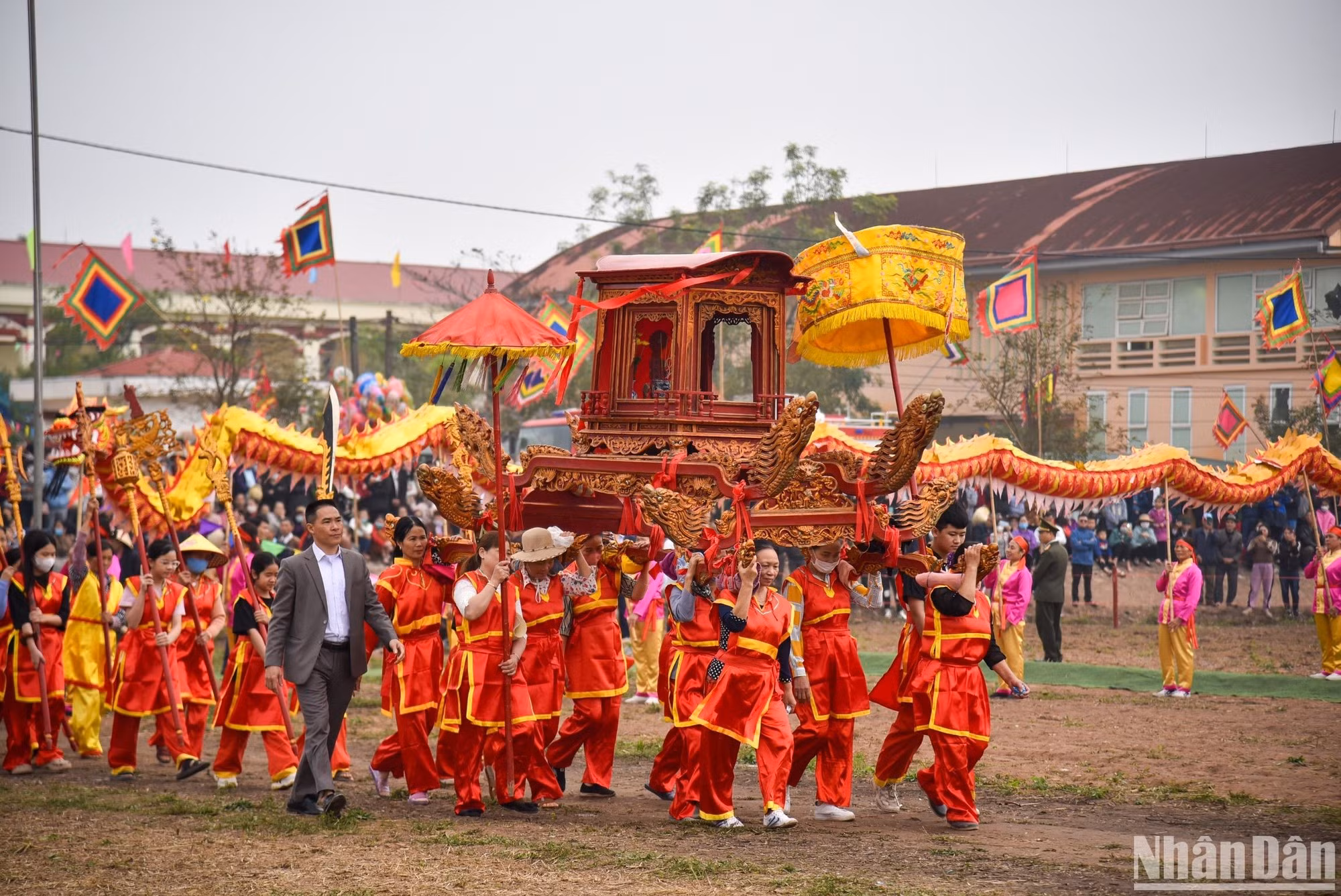 Праздник включает в себя барабанное шествие, шествие духа императора Ле Дай Ханя от пагоды Лонгдойшон к подножию горы и по направлению к полю, где раньше в начале года выходил в поле пахать император Ле Дай Хань.