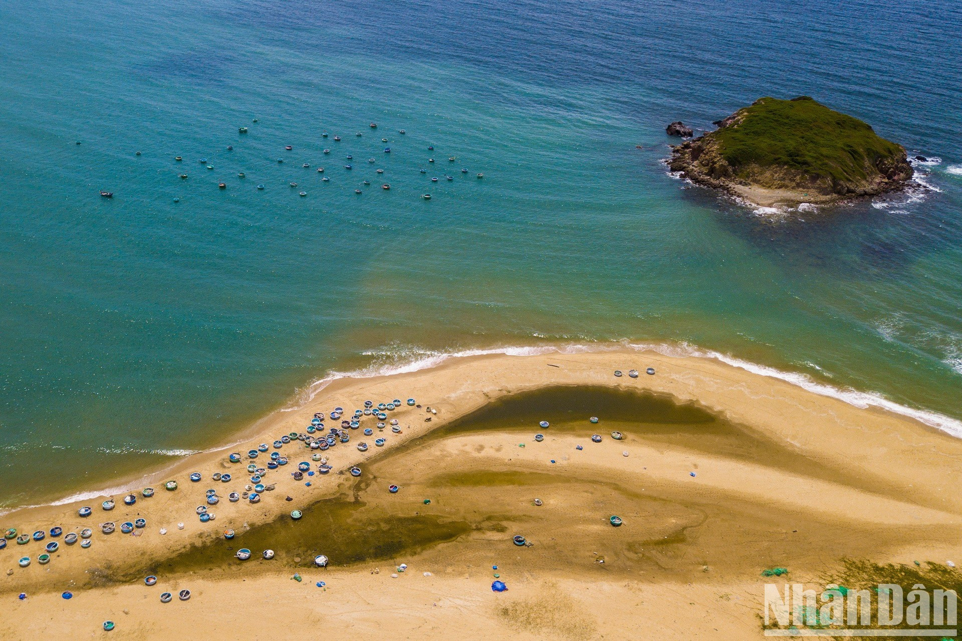 Длинная береговая линия создает красивые природные ландшафты, очаровывающие посетителей.