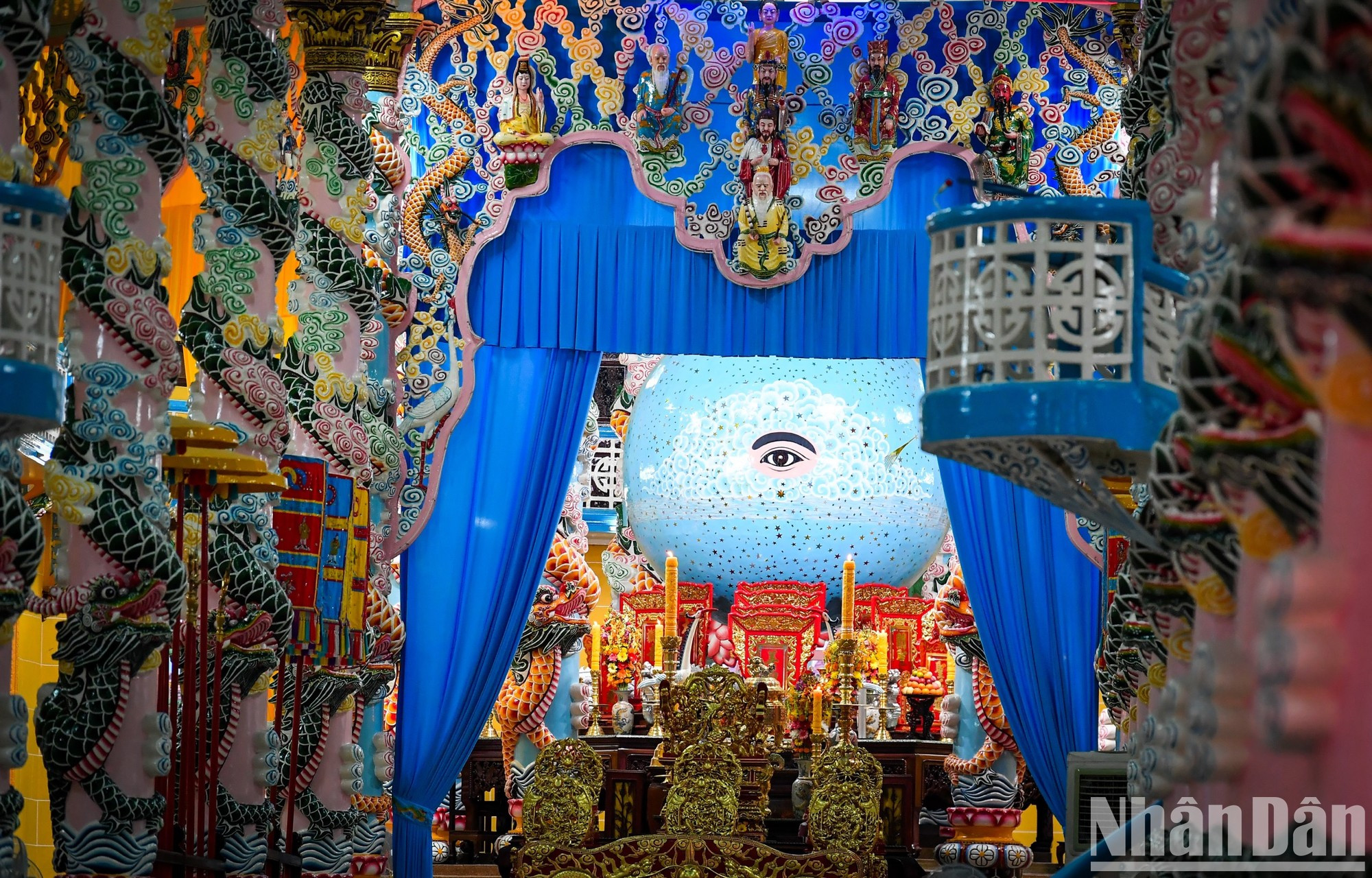 Багуа алтарь расположен в конце Резиденции папы каодаистов. В середине алтаря находится шар «Кан кхон» диаметром 3,3 метра – символ миросозерцания в каодаизме. Это также особая часть данной Резиденции. На шаре изображение Всевидящего ока, окруженного 3072 звездами, представляющими 72 планет и 3000 миров.