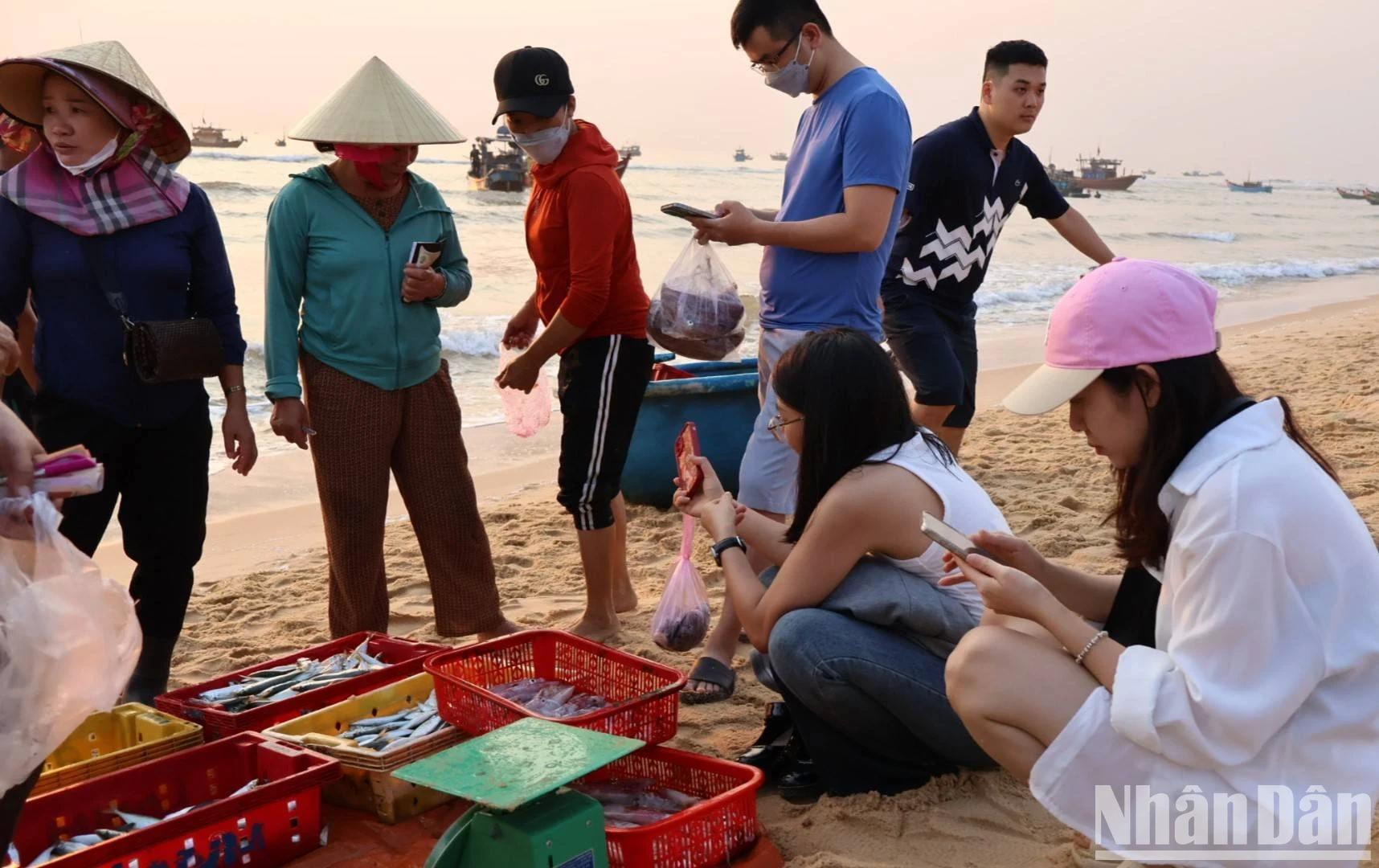 Многие туристы наслаждаются атмосферой торговли морепродуктами на рынке Нянчать и не забывают снимать это зрелище у жителей прибрежной деревни. Многие туристы наслаждаются атмосферой торговли морепродуктами на рынке Нянчать и не забывают снимать это зрелище у жителей прибрежной деревни.