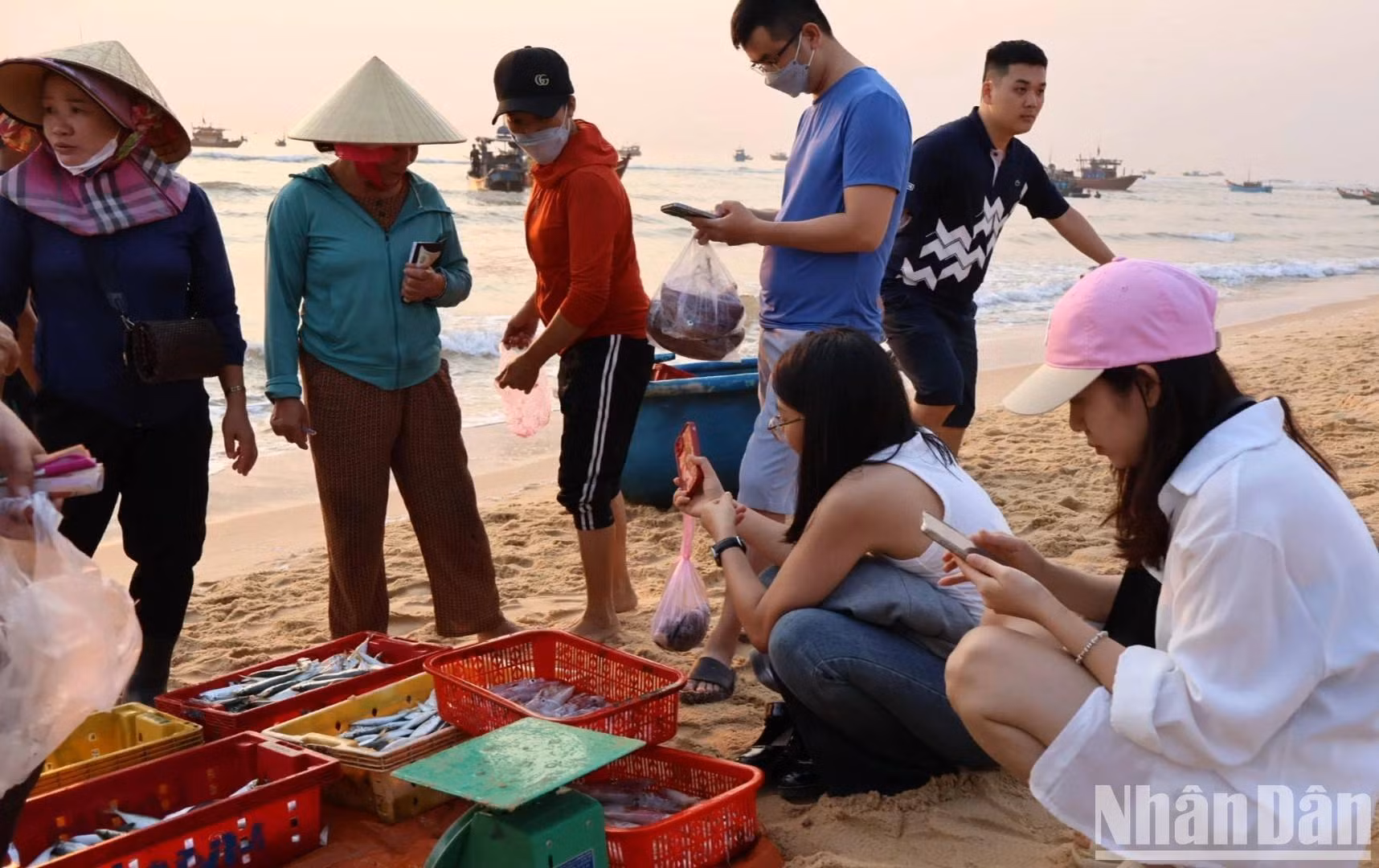 Многие туристы наслаждаются атмосферой торговли морепродуктами на рынке Нянчать и не забывают снимать это зрелище у жителей прибрежной деревни.