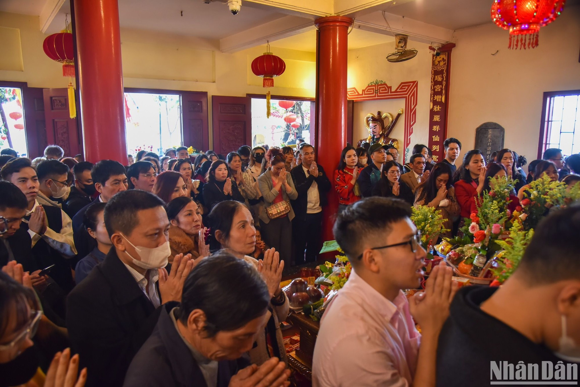 Внутри храма Тэйхо во второй половине дня.